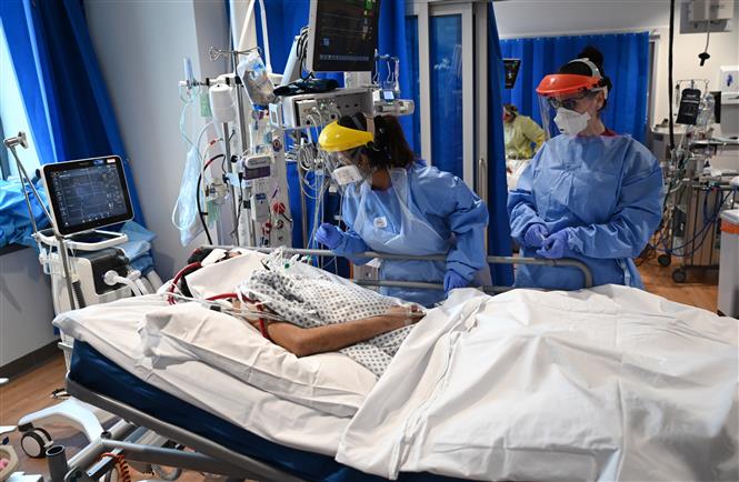 Nhân viên y tế chăm sóc bệnh nhân mắc COVID-19 tại một bệnh viện ở Cambridge, Anh ngày 5/5/2020. Ảnh: AFP/TTXVN