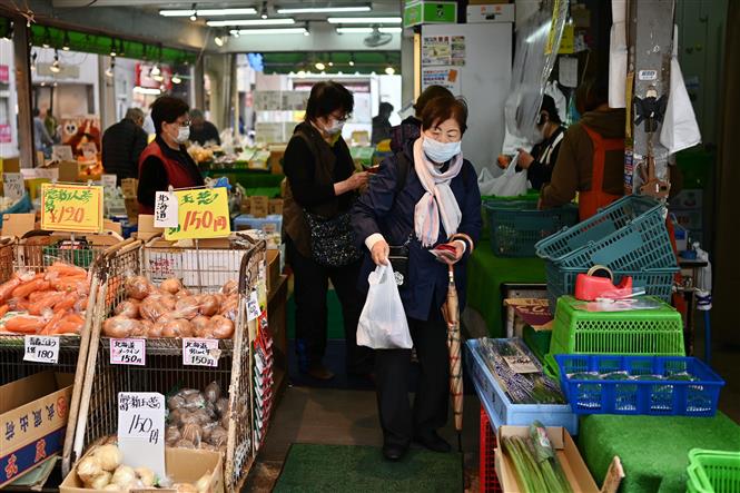 Người dân đeo khẩu trang phòng lây nhiễm COVID-19 tại một siêu thị ở Tokyo, Nhật Bản. Ảnh: AFP/TTXVN