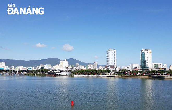 Quy hoạch vùng ven mặt nước có phạm vi và diện tích lớn đối với đô thị Đà Nẵng. Trong ảnh: Vệt đô thị ven mặt nước bờ đông sông Hàn. Ảnh: TRIỆU TÙNG