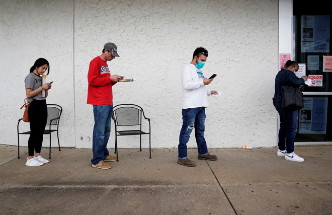 Những người bị mất việc làm xếp hàng nộp hồ sơ xin trợ cấp tại thành phố Fayetteville, bang Arkansas (Mỹ). Ảnh: Reuters