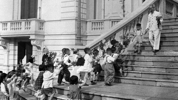 President Ho Chi Minh and children at Presidential Palace at full-moon festival in 1961 (File photo of VNA)  