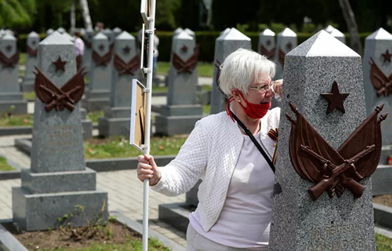 Một người phụ nữ bật khóc khi tới thăm đài tưởng niệm Olsany nhân kỷ niệm 75 năm kết thúc Thế chiến 2 ở Prague, Séc. Ảnh: Reuters