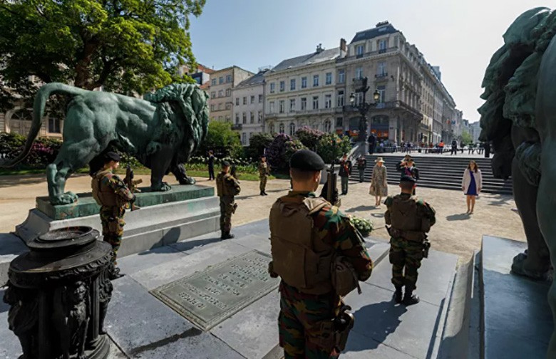 Từ trái sang: Hoàng Hậu Mathilde, Nhà vua Philippe và Thủ tướng Bỉ Sophie Wilmes tại đài tưởng niệm chiến sỹ vô danh ở Brussels ngày 8/5/2020. Ảnh: AFP