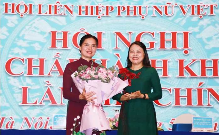 Bà Nguyễn Thị Thu Hà, tân Bí thư Tỉnh ủy Ninh Bình, cựu Chủ tịch Hội LHPN Việt Nam chúc mừng bà Hà Thị Nga.