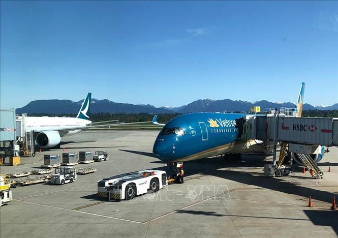 Máy bay của Vietnam Airlines đón công dân Việt Nam tại sân bay quốc tế Vancouver (Canada). Ảnh: TTXVN phát