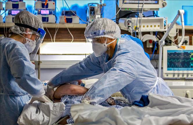 Điều trị cho bệnh nhân nhiễm COVID tại bệnh viện ở Porto Alegre, Brazil ngày 15/4/2020. Ảnh: AFP/TTXVN