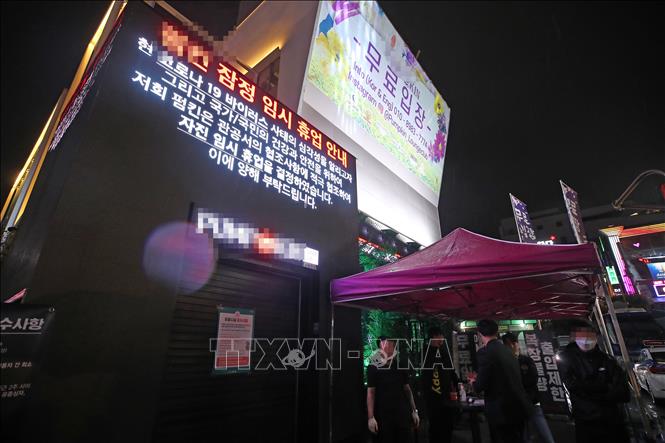 Một câu lạc bộ đêm ở Itaewon chạy dòng chữ trên màn hình kêu gọi mọi người tự nguyện đóng cửa nhằm ngăn dịch COVID-19 tái bùng phát, ngày 8/5/2020. Ảnh: YONHAP/TTXVN
