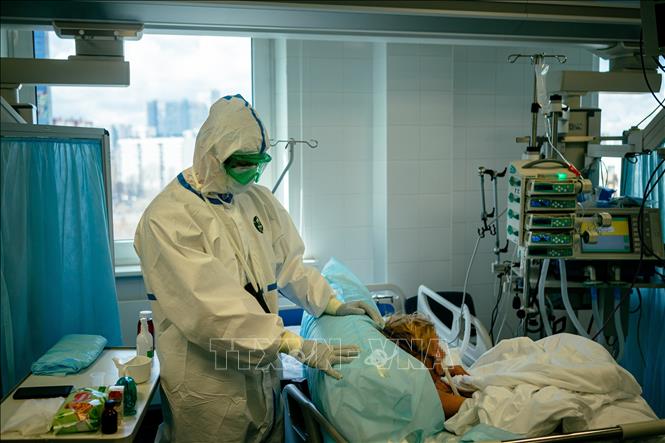 Nhân viên y tế điều trị cho bệnh nhân COVID-19 tại bệnh viện K+31 ở Moskva, Nga ngày 20/4. Ảnh: AFP/TTXVN
