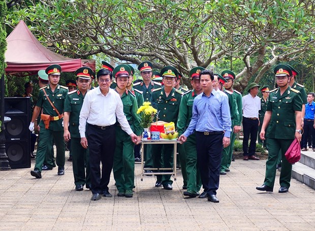 Nguyên Chủ tịch nước Trương Tấn Sang và lãnh đạo tỉnh Hà Giang cùng các đại biểu đưa hài cốt các liệt sỹ về an táng tại Nghĩa trang Liệt sỹ quốc gia Vị Xuyên (Hà Giang). (Ảnh: Minh Tâm/TTXVN)