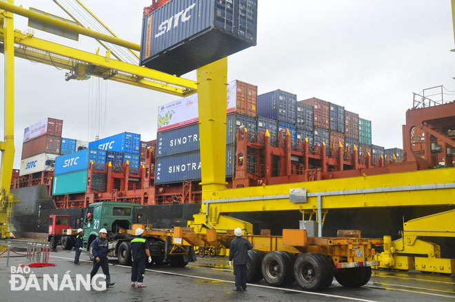 The unloading of cargo at the Tien Sa Port