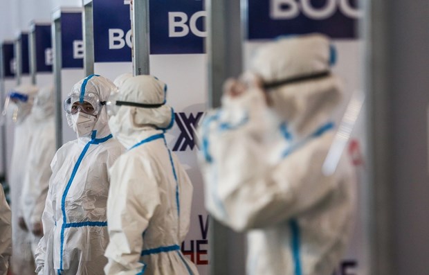 Health workers at a Covid-19 testing station in Manila (Source: xinhua/VNA)