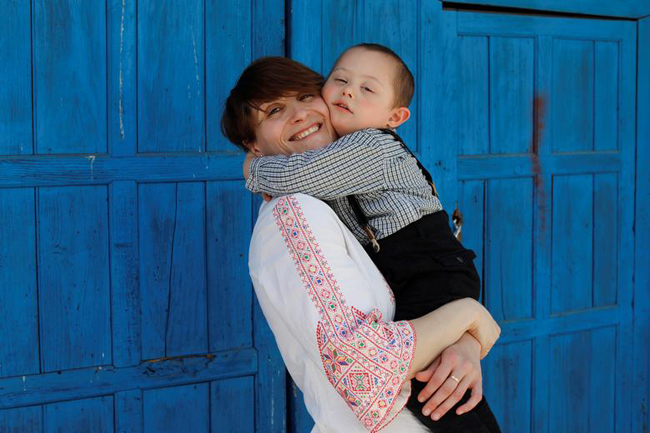 Sonia Ortiz (41 tuổi) cùng con trai Curro (4 tuổi) mắc hội chứng Down tại Ronda, Tây Ban Nha.