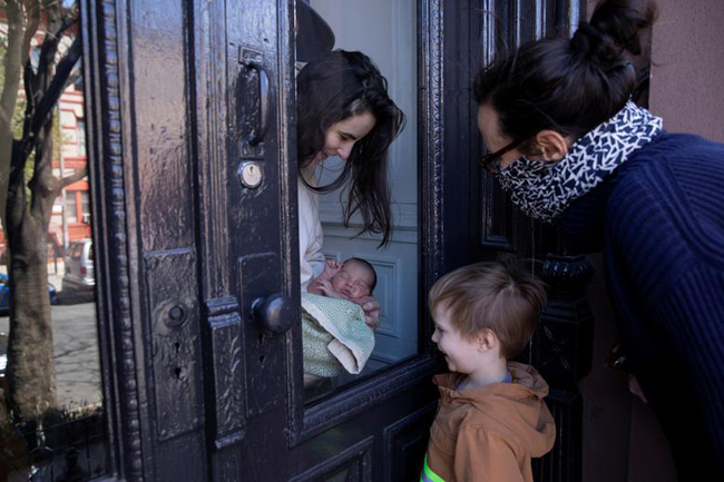 Cô Naomi Hassebroek dẫn con trai Felix đến thăm người thân mới sinh em bé tại Brooklyn, New York (Mỹ).
