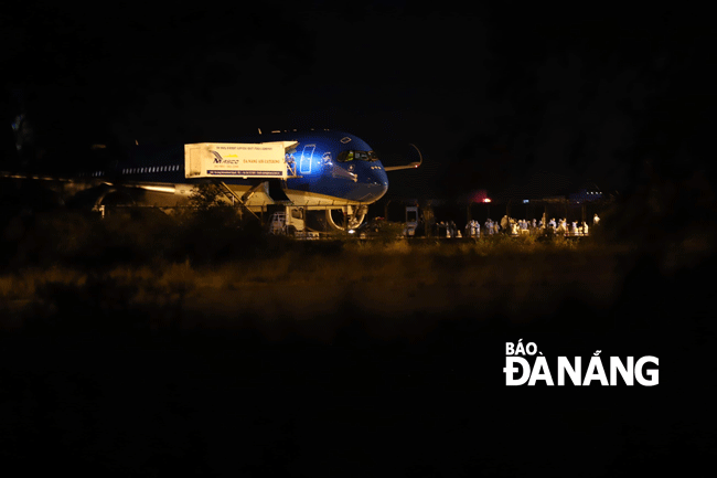 20 giờ 20 phút, máy bay của VN Airline đáp xuống sân bay Đà Nẵng đưa 272 công dân trở về nước. Ảnh: PHAN CHUNG