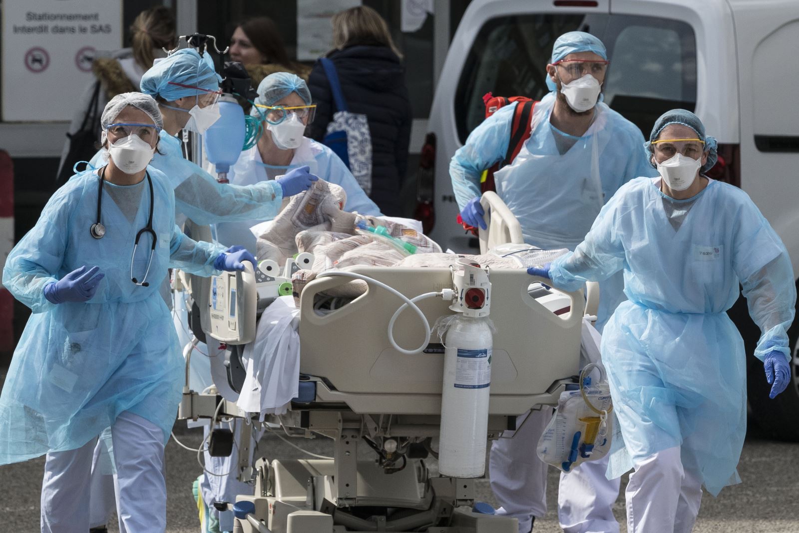 Chuyển bệnh nhân nhiễm COVID-19 tới bệnh viện ở Mulhouse, Pháp. Ảnh: AFP/TTXVN