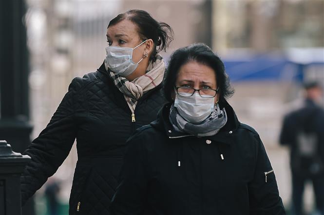  Người dân đeo khẩu trang phòng lây nhiễm Covid-19 tại Moskva, Nga. Ảnh: THX/TTXVN