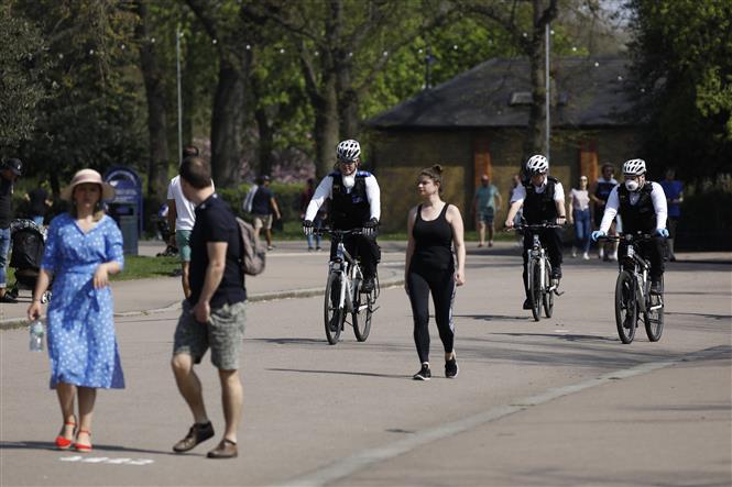  Cảnh sát đạp xe tuần tra tại London, Anh, ngày 11-4-2020. Ảnh: AFP/TTXVN