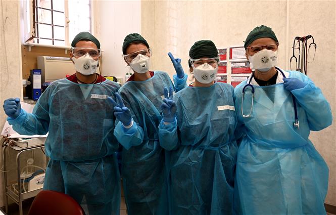  Nhân viên y tế làm việc tại một trạm xét nghiệm Covid-19 ở Rome, Italy. Ảnh: AFP/TTXVN