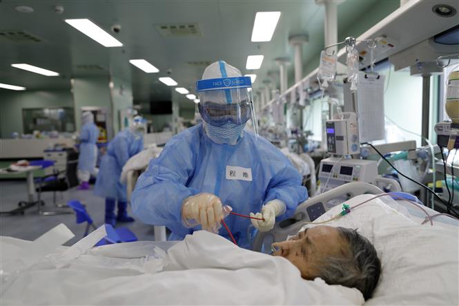  Nhân viên y tế chăm sóc bệnh nhân mắc Covid-19 tại một bệnh viện ở Vũ Hán, Trung Quốc ngày 24-4-2020. Ảnh: THX/TTXVN