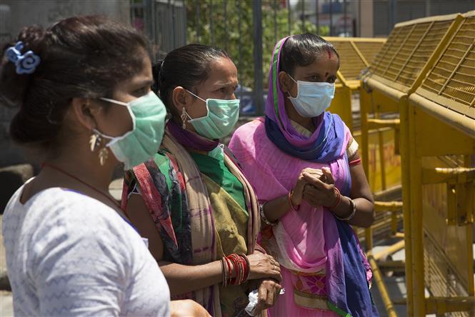  Người dân đeo khẩu trang phòng lây nhiễm Covid-19 tại New Delhi, Ấn Độ, ngày 7-5-2020. Ảnh: THX/TTXVN