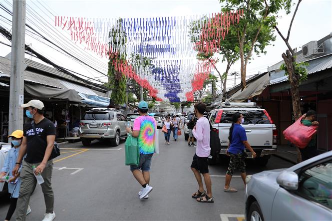 Khách hàng mua sắm tại một chợ cuối tuần ở Bangkok, Thái Lan, ngày 9-5-2020. ảnh: THX/TTXVN
