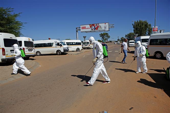  Phun thuốc khử trùng nhằm ngăn chặn sự lây lan của COVID-19 tại Mamelodi, Nam Phi ngày 6/4/2020. Ảnh: AFP/ TTXVN