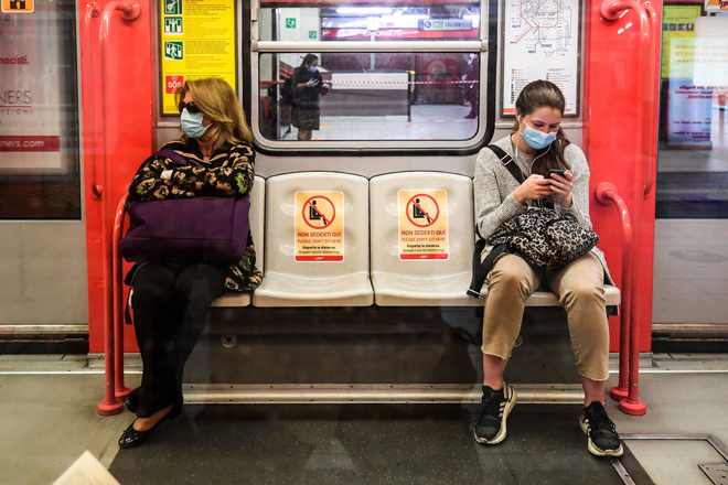 Người sử dụng phương tiện công cộng ở thành phố Milan (Ý) tuân thủ quy định giãn cách.               Ảnh: AFP/Getty Images