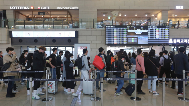 Hành khách chờ chuyến bay quốc nội tại sân bay Gimpo ở Seoul. Các hãng Korean Airlines và Asiana Airlines khôi phục các chuyến bay giữa Seoul và đảo Jeju. 	   Ảnh: AP