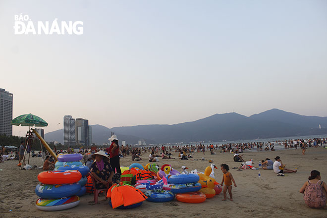 Kites and lifebuoys are on sale on beaches