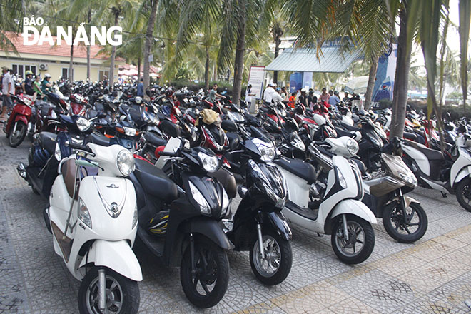 A motorbike parking area for beach-goers being fully occupied.