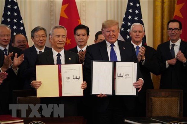 Tổng thống Mỹ Donald Trump (phải, phía trước) và Phó Thủ tướng Trung Quốc Lưu Hạc (trái, phía trước) tại lễ ký thỏa thuận thương mại giai đoạn một ở Washington DC. (Ảnh: THX/TTXVN)