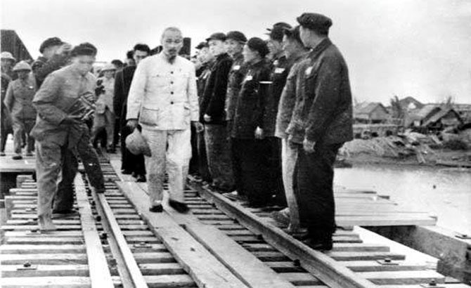  Chủ tịch Hồ Chí Minh đến thăm công trường khôi phục đường sắt Hà Nội - Mục Nam Quan và cầu Phủ Lạng Thương (Bắc Giang) ngày 25/1/1955. (Nguồn: Tư liệu/TTXVN)
