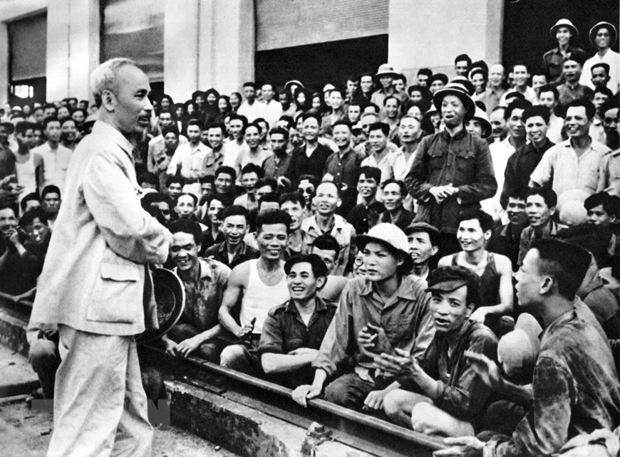  Đến thăm nhà máy xe lửa Gia Lâm ngày 19/5/1955, Chủ tịch Hồ Chí Minh nhắc nhở công nhân, cán bộ phát huy truyền thống cách mạng của nhà máy. (Nguồn: Tư liệu/TTXVN)