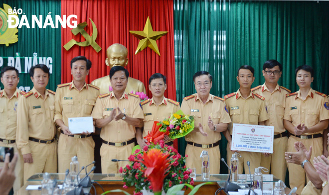 Đại tá Phan Ngọc Truyền (thứ 4 từ phải sang) khen thưởng cho Tổ công tác đặc biệt. Ảnh NGỌC PHÚ