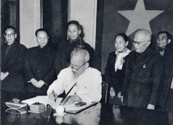  Ngày 1/1/1960, Chủ tịch Hồ Chí Minh ký sắc lệnh công bố Hiến pháp năm 1959. (Ảnh: Tư liệu TTXVN)