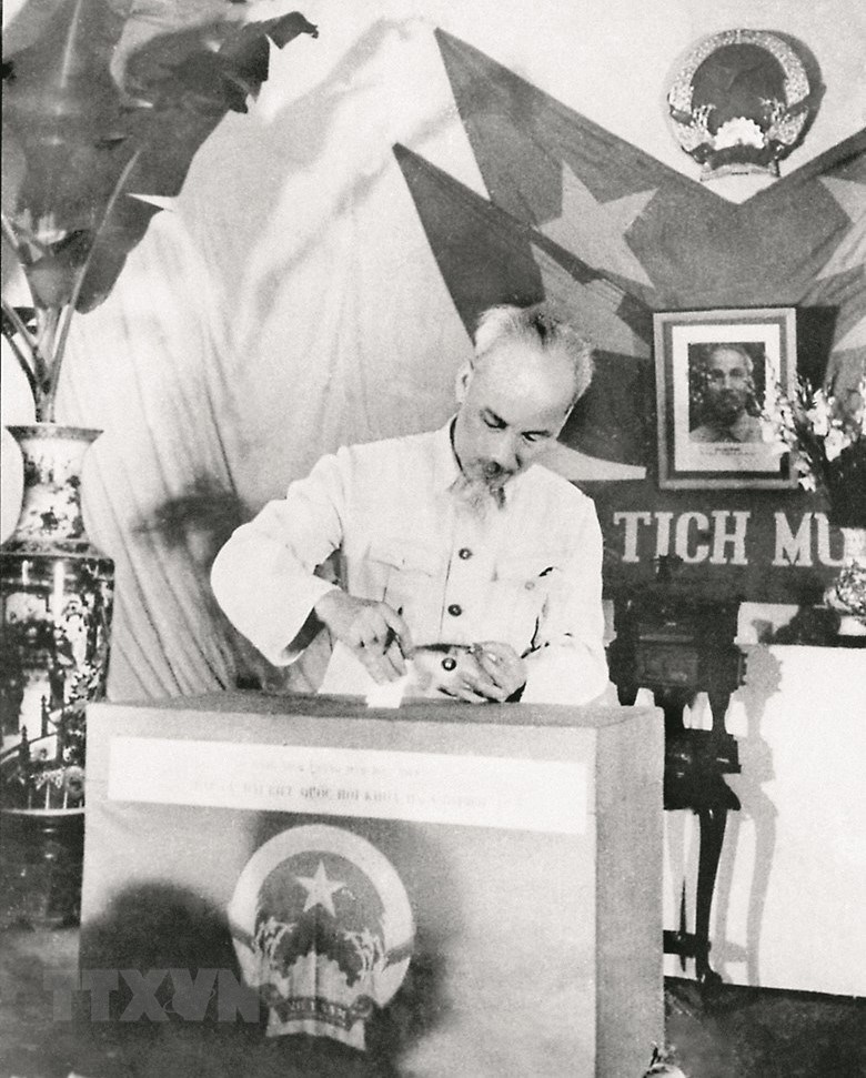  Chủ tịch Hồ Chí Minh bỏ phiếu bầu cử đại biểu Quốc hội khóa II tại tiểu khu Trúc Bạch, khu phố Ba Đình, Hà Nội, ngày 8/5/1960. (Ảnh: Tư liệu/TTXVN)