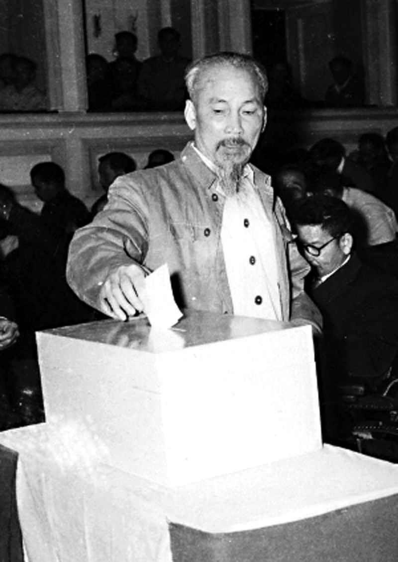  Chủ tịch Hồ Chí Minh bỏ phiếu bầu cử đại biểu Quốc hội khóa II tại tiểu khu Trúc Bạch, khu phố Ba Đình, Hà Nội, ngày 8/5/1960. (Ảnh: Tư liệu/TTXVN)