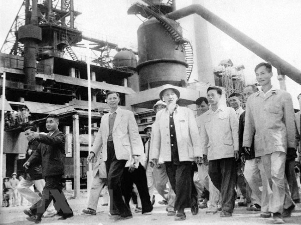  Bác Hồ đi thăm một số đơn vị, cơ sở, địa phương có nhiều thành tích trong lao động sản xuất. Trong ảnh: Chủ tịch Hồ Chí Minh thăm Khu Công nghiệp liên hợp gang thép Thái Nguyên nhân dịp lò cao số 1 ra mẻ gang đầu tiên (1/1/1964). (Ảnh: Tư liệu TTXVN)