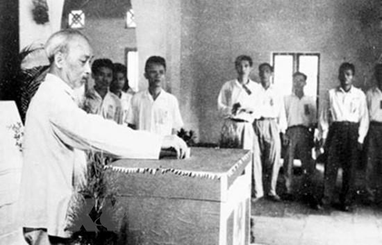  Chủ tịch Hồ Chí Minh bỏ phiếu bầu đại biểu Quốc hội khóa III, ngày 14/4/1964. (Ảnh: Tư liệu TTXVN)
