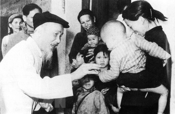  Nhân dịp Tết Nguyên đán, Bác Hồ đến thăm con em gia đình công nhân ở Quảng Ninh, ngày 2/2/1965. (Ảnh: Tư liệu/TTXVN)