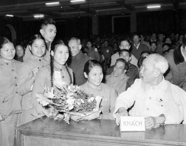  Chủ tịch Hồ Chí Minh nói chuyện thân mật với các đại biểu dự Đại hội thi đua thanh niên xung phong chống Mỹ, cứu nước toàn miền Bắc, ngày 12/1/1967. (Ảnh: TTXVN)