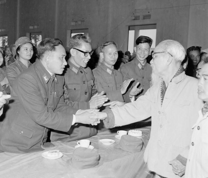  Chủ tịch Hồ Chí Minh thăm bộ đội phòng không-không quân ngày 16/2/1969. (Ảnh: TTXVN)
