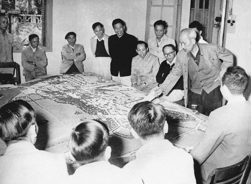  Chủ tịch Hồ Chí Minh xem mô hình quy hoạch xây dựng Thủ đô. Người căn dặn: Trong thiết kế phải đồng bộ đường sá, hệ thống thoát nước, lưới điện… tránh cản trở sự đi lại của nhân dân. Phải có quy hoạch trước, tránh làm rồi lại phá đi(16/11/1959). (Ảnh: Tư liệu TTXVN)