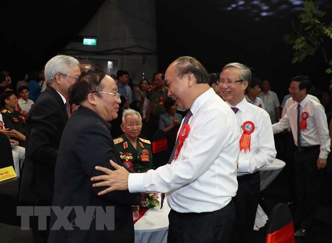  Thủ tướng Nguyễn Xuân Phúc và các lãnh đạo Đảng, Nhà nước tham dự Chương trình. (Ảnh: Thống Nhất/TTXVN)