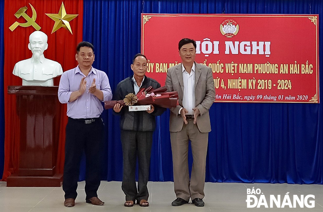 Ông Phan Quang Ánh nhận tuyên dương của Ủy ban MTTQ Việt Nam phường An Hải Bắc.                 Ảnh: VĂN HOÀNG