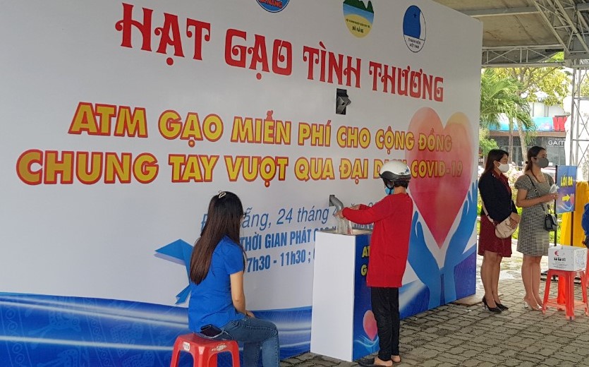  Người dân nhận gạo từ ATM gạo quận Sơn Trà. Ảnh: ANH TUẤN