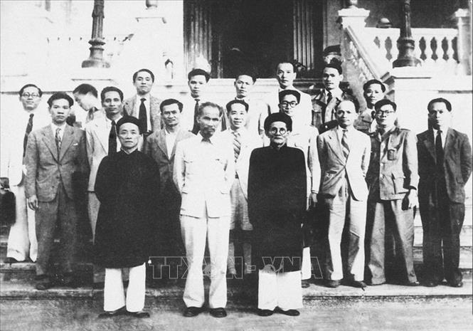  Chính phủ nước Việt Nam Dân chủ Cộng hòa được Quốc hội khoá I, kỳ họp thứ hai (28/10 - 9/11/1946) bầu ra. Ảnh: Tư liệu TTXVN