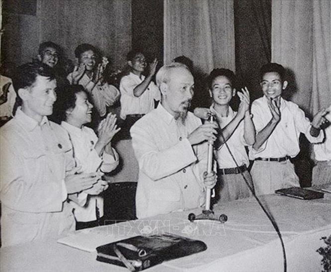Trong suốt quá trình lãnh đạo cách mạng, Đảng ta và Chủ tịch Hồ Chí Minh luôn đặc biệt quan tâm, phát huy sức mạnh dân tộc và xác định đây là chủ trương xuyên suốt, nhất quán, làm nên sức mạnh nội sinh để chiến thắng. Trong ảnh: Bác Hồ tại Đại hội đại biểu toàn quốc Đoàn Thanh niên Cứu quốc 1956 tại Hà Nội. Ảnh: Tư liệu TTXVN