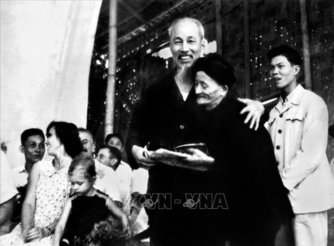 Để phát huy sức mạnh của khối đại đoàn kết toàn dân và nhân nguồn sức mạnh đó lên, Chủ tịch Hồ Chí Minh luôn coi trọng việc giác ngộ, tập hợp nhân dân vào hàng ngũ cách mạng, bổ sung và phát huy vai trò của họ, làm cho họ trở thành một động lực cách mạng quan trọng. Trong ảnh: Chủ tịch Hồ Chí Minh tặng quà cho cụ già người dân tộc thiểu số gần khu mỏ Apatit, tỉnh Lào Cai, ngày 23/9/1958. Ảnh: Tư liệu/TTXVN