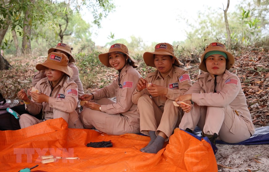 Được thành lập vào tháng 8/2018, MAT 19 là tên gọi của đội nữ rà phá bom mìn duy nhất trong 40 đội rà phá bom mìn do tổ chức phi chính phủ Nhóm Cố vấn bom mìn (MAG) triển khai hoạt động tại tỉnh Quảng Trị. (Ảnh: Hồ Cầu/TTXVN)